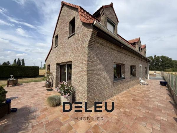 MAISON INDIVIDUELLE DE 160 M² – 3 CHAMBRES, BUREAU, GARAGE, JARDIN ET STATIONNEMENTS – ENVIRONNEMENT CAMPAGNE