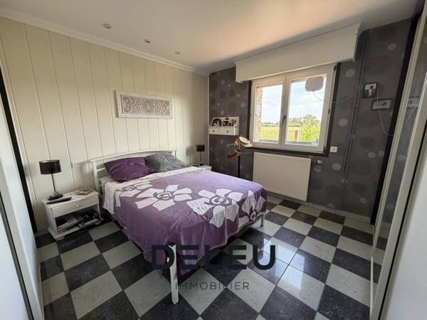 MAISON INDIVIDUELLE DE 160 M² – 3 CHAMBRES, BUREAU, GARAGE, JARDIN ET STATIONNEMENTS – ENVIRONNEMENT CAMPAGNE