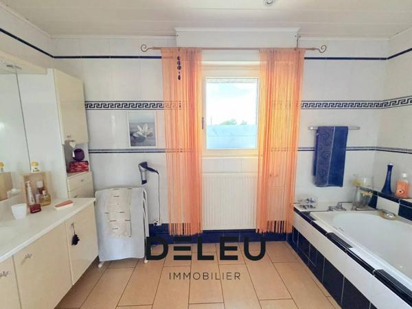 MAISON INDIVIDUELLE DE 160 M² – 3 CHAMBRES, BUREAU, GARAGE, JARDIN ET STATIONNEMENTS – ENVIRONNEMENT CAMPAGNE