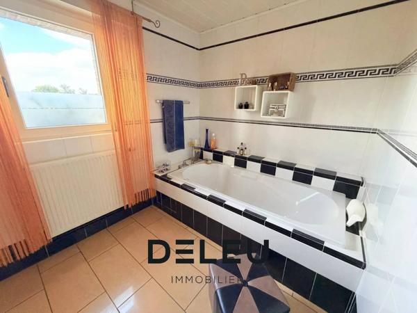 MAISON INDIVIDUELLE DE 160 M² – 3 CHAMBRES, BUREAU, GARAGE, JARDIN ET STATIONNEMENTS – ENVIRONNEMENT CAMPAGNE