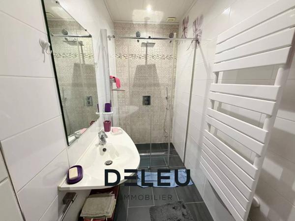 MAISON INDIVIDUELLE DE 160 M² – 3 CHAMBRES, BUREAU, GARAGE, JARDIN ET STATIONNEMENTS – ENVIRONNEMENT CAMPAGNE