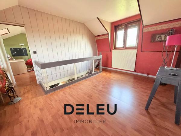 MAISON INDIVIDUELLE DE 160 M² – 3 CHAMBRES, BUREAU, GARAGE, JARDIN ET STATIONNEMENTS – ENVIRONNEMENT CAMPAGNE