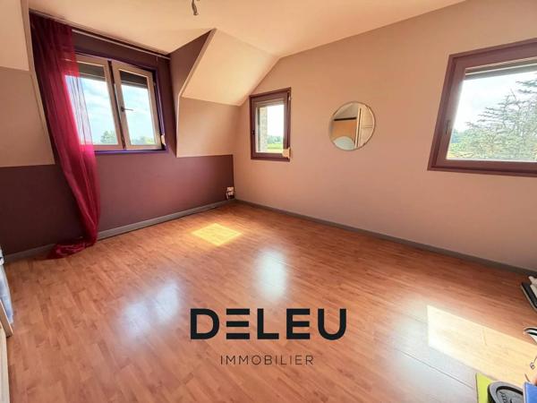 MAISON INDIVIDUELLE DE 160 M² – 3 CHAMBRES, BUREAU, GARAGE, JARDIN ET STATIONNEMENTS – ENVIRONNEMENT CAMPAGNE