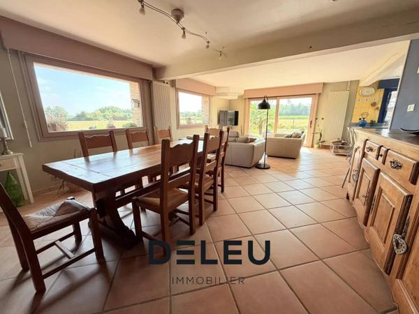 MAISON INDIVIDUELLE DE 160 M² – 3 CHAMBRES, BUREAU, GARAGE, JARDIN ET STATIONNEMENTS – ENVIRONNEMENT CAMPAGNE