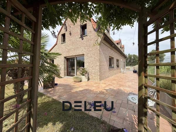 MAISON INDIVIDUELLE DE 160 M² – 3 CHAMBRES, BUREAU, GARAGE, JARDIN ET STATIONNEMENTS – ENVIRONNEMENT CAMPAGNE