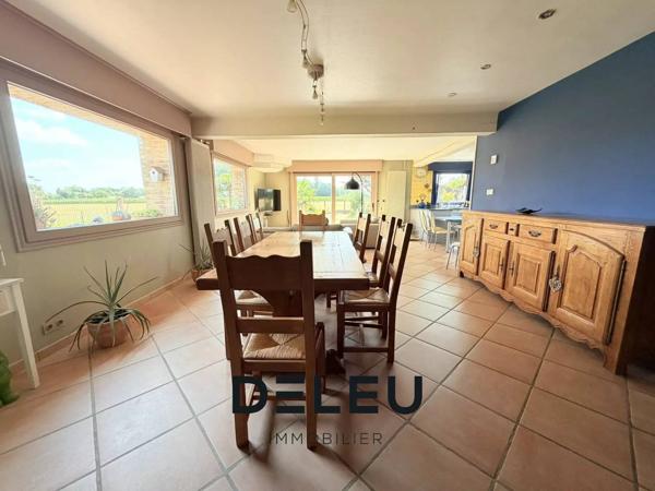 MAISON INDIVIDUELLE DE 160 M² – 3 CHAMBRES, BUREAU, GARAGE, JARDIN ET STATIONNEMENTS – ENVIRONNEMENT CAMPAGNE