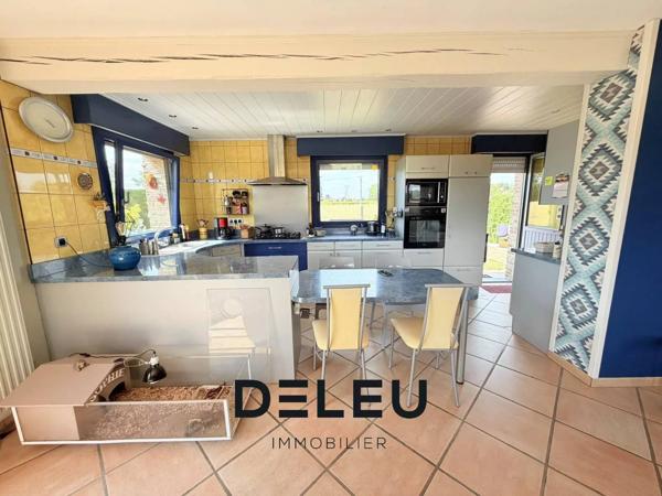 MAISON INDIVIDUELLE DE 160 M² – 3 CHAMBRES, BUREAU, GARAGE, JARDIN ET STATIONNEMENTS – ENVIRONNEMENT CAMPAGNE