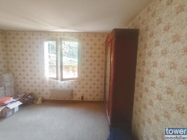 Maison individuelle avec vue dominante, proche de la ville