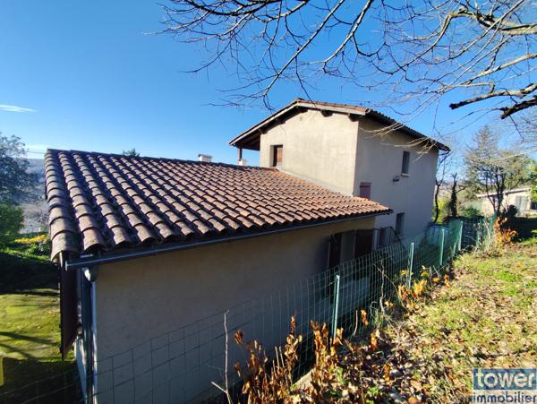 Maison individuelle avec vue dominante, proche de la ville