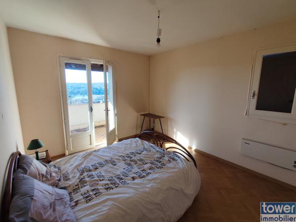 Maison individuelle avec vue dominante, proche de la ville