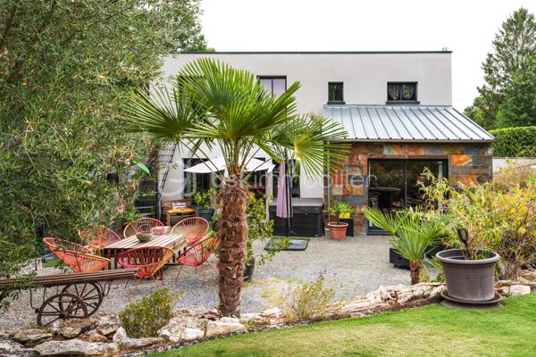 Maison contemporaine de 2015 – DPE A – Proche de Tours
L’alliance de la modernité, du calme et de la proximité de Tours.
Découvrez cette belle maison contemporaine construite en 2015, idéalement située à moins de 10 minutes du quartier des Deux-Lions et à seulement 5 minutes de la rocade.
Implantée sur une parcelle de 900 m², dans un environnement calme, elle séduit par son architecture moderne, ses volumes généreux et son excellente performance énergétique, avec un DPE classé A et un GES classé A.
Au rez-de-chaussée, vous profiterez d’une vaste pièce de vie lumineuse de plus de 71 m², comprenant une grande cuisine aménagée et équipée ainsi qu’un espace salon ouvert sur la terrasse grâce à de larges baies vitrées.
Ce niveau dispose également d’une suite parentale avec salle d’eau et dressing, d’un bureau, d’une buanderie et d’un WC indépendant.
À l’étage, le palier dessert deux chambres, dont une bénéficiant d’un accès au toit-terrasse, ainsi qu’une salle de bains, un dressing et un WC indépendant.
La maison bénéficie d’un plancher béton et d’un chauffage au sol au rez-de-chaussée comme à l’étage, complété par un poêle à bois.
Vous apprécierez son agencement fonctionnel, sa décoration soignée et son architecture contemporaine.
Une maison confortable et agréable à vivre, bénéficiant d’un emplacement privilégié entre tranquillité et proximité de Tours.