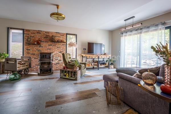 Maison contemporaine de 2015 – DPE A – Proche de Tours
L’alliance de la modernité, du calme et de la proximité de Tours.
Découvrez cette belle maison contemporaine construite en 2015, idéalement située à moins de 10 minutes du quartier des Deux-Lions et à seulement 5 minutes de la rocade.
Implantée sur une parcelle de 900 m², dans un environnement calme, elle séduit par son architecture moderne, ses volumes généreux et son excellente performance énergétique, avec un DPE classé A et un GES classé A.
Au rez-de-chaussée, vous profiterez d’une vaste pièce de vie lumineuse de plus de 71 m², comprenant une grande cuisine aménagée et équipée ainsi qu’un espace salon ouvert sur la terrasse grâce à de larges baies vitrées.
Ce niveau dispose également d’une suite parentale avec salle d’eau et dressing, d’un bureau, d’une buanderie et d’un WC indépendant.
À l’étage, le palier dessert deux chambres, dont une bénéficiant d’un accès au toit-terrasse, ainsi qu’une salle de bains, un dressing et un WC indépendant.
La maison bénéficie d’un plancher béton et d’un chauffage au sol au rez-de-chaussée comme à l’étage, complété par un poêle à bois.
Vous apprécierez son agencement fonctionnel, sa décoration soignée et son architecture contemporaine.
Une maison confortable et agréable à vivre, bénéficiant d’un emplacement privilégié entre tranquillité et proximité de Tours.