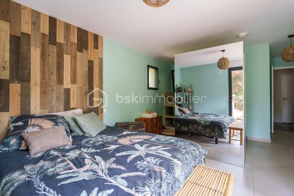 Maison contemporaine de 2015 – DPE A – Proche de Tours
L’alliance de la modernité, du calme et de la proximité de Tours.
Découvrez cette belle maison contemporaine construite en 2015, idéalement située à moins de 10 minutes du quartier des Deux-Lions et à seulement 5 minutes de la rocade.
Implantée sur une parcelle de 900 m², dans un environnement calme, elle séduit par son architecture moderne, ses volumes généreux et son excellente performance énergétique, avec un DPE classé A et un GES classé A.
Au rez-de-chaussée, vous profiterez d’une vaste pièce de vie lumineuse de plus de 71 m², comprenant une grande cuisine aménagée et équipée ainsi qu’un espace salon ouvert sur la terrasse grâce à de larges baies vitrées.
Ce niveau dispose également d’une suite parentale avec salle d’eau et dressing, d’un bureau, d’une buanderie et d’un WC indépendant.
À l’étage, le palier dessert deux chambres, dont une bénéficiant d’un accès au toit-terrasse, ainsi qu’une salle de bains, un dressing et un WC indépendant.
La maison bénéficie d’un plancher béton et d’un chauffage au sol au rez-de-chaussée comme à l’étage, complété par un poêle à bois.
Vous apprécierez son agencement fonctionnel, sa décoration soignée et son architecture contemporaine.
Une maison confortable et agréable à vivre, bénéficiant d’un emplacement privilégié entre tranquillité et proximité de Tours.