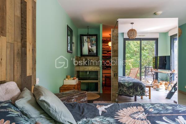 Maison contemporaine de 2015 – DPE A – Proche de Tours
L’alliance de la modernité, du calme et de la proximité de Tours.
Découvrez cette belle maison contemporaine construite en 2015, idéalement située à moins de 10 minutes du quartier des Deux-Lions et à seulement 5 minutes de la rocade.
Implantée sur une parcelle de 900 m², dans un environnement calme, elle séduit par son architecture moderne, ses volumes généreux et son excellente performance énergétique, avec un DPE classé A et un GES classé A.
Au rez-de-chaussée, vous profiterez d’une vaste pièce de vie lumineuse de plus de 71 m², comprenant une grande cuisine aménagée et équipée ainsi qu’un espace salon ouvert sur la terrasse grâce à de larges baies vitrées.
Ce niveau dispose également d’une suite parentale avec salle d’eau et dressing, d’un bureau, d’une buanderie et d’un WC indépendant.
À l’étage, le palier dessert deux chambres, dont une bénéficiant d’un accès au toit-terrasse, ainsi qu’une salle de bains, un dressing et un WC indépendant.
La maison bénéficie d’un plancher béton et d’un chauffage au sol au rez-de-chaussée comme à l’étage, complété par un poêle à bois.
Vous apprécierez son agencement fonctionnel, sa décoration soignée et son architecture contemporaine.
Une maison confortable et agréable à vivre, bénéficiant d’un emplacement privilégié entre tranquillité et proximité de Tours.