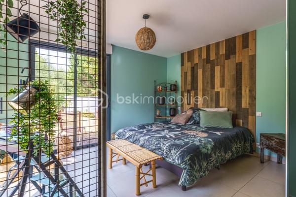 Maison contemporaine de 2015 – DPE A – Proche de Tours
L’alliance de la modernité, du calme et de la proximité de Tours.
Découvrez cette belle maison contemporaine construite en 2015, idéalement située à moins de 10 minutes du quartier des Deux-Lions et à seulement 5 minutes de la rocade.
Implantée sur une parcelle de 900 m², dans un environnement calme, elle séduit par son architecture moderne, ses volumes généreux et son excellente performance énergétique, avec un DPE classé A et un GES classé A.
Au rez-de-chaussée, vous profiterez d’une vaste pièce de vie lumineuse de plus de 71 m², comprenant une grande cuisine aménagée et équipée ainsi qu’un espace salon ouvert sur la terrasse grâce à de larges baies vitrées.
Ce niveau dispose également d’une suite parentale avec salle d’eau et dressing, d’un bureau, d’une buanderie et d’un WC indépendant.
À l’étage, le palier dessert deux chambres, dont une bénéficiant d’un accès au toit-terrasse, ainsi qu’une salle de bains, un dressing et un WC indépendant.
La maison bénéficie d’un plancher béton et d’un chauffage au sol au rez-de-chaussée comme à l’étage, complété par un poêle à bois.
Vous apprécierez son agencement fonctionnel, sa décoration soignée et son architecture contemporaine.
Une maison confortable et agréable à vivre, bénéficiant d’un emplacement privilégié entre tranquillité et proximité de Tours.