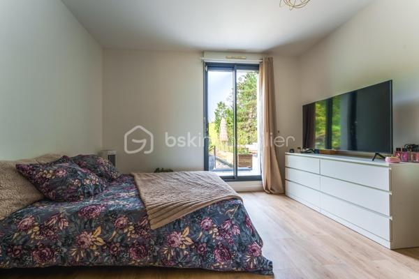 Maison contemporaine de 2015 – DPE A – Proche de Tours
L’alliance de la modernité, du calme et de la proximité de Tours.
Découvrez cette belle maison contemporaine construite en 2015, idéalement située à moins de 10 minutes du quartier des Deux-Lions et à seulement 5 minutes de la rocade.
Implantée sur une parcelle de 900 m², dans un environnement calme, elle séduit par son architecture moderne, ses volumes généreux et son excellente performance énergétique, avec un DPE classé A et un GES classé A.
Au rez-de-chaussée, vous profiterez d’une vaste pièce de vie lumineuse de plus de 71 m², comprenant une grande cuisine aménagée et équipée ainsi qu’un espace salon ouvert sur la terrasse grâce à de larges baies vitrées.
Ce niveau dispose également d’une suite parentale avec salle d’eau et dressing, d’un bureau, d’une buanderie et d’un WC indépendant.
À l’étage, le palier dessert deux chambres, dont une bénéficiant d’un accès au toit-terrasse, ainsi qu’une salle de bains, un dressing et un WC indépendant.
La maison bénéficie d’un plancher béton et d’un chauffage au sol au rez-de-chaussée comme à l’étage, complété par un poêle à bois.
Vous apprécierez son agencement fonctionnel, sa décoration soignée et son architecture contemporaine.
Une maison confortable et agréable à vivre, bénéficiant d’un emplacement privilégié entre tranquillité et proximité de Tours.
