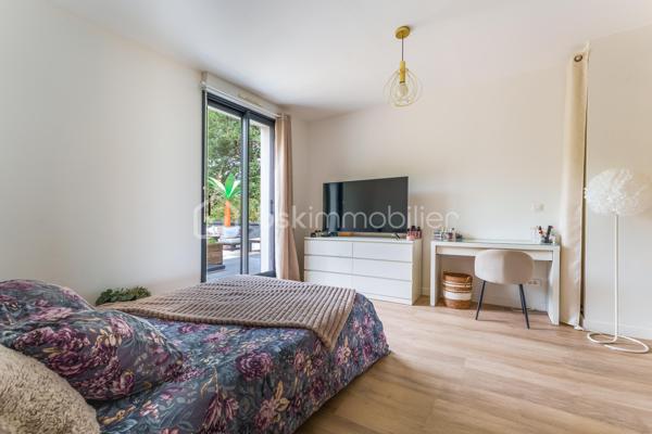 Maison contemporaine de 2015 – DPE A – Proche de Tours
L’alliance de la modernité, du calme et de la proximité de Tours.
Découvrez cette belle maison contemporaine construite en 2015, idéalement située à moins de 10 minutes du quartier des Deux-Lions et à seulement 5 minutes de la rocade.
Implantée sur une parcelle de 900 m², dans un environnement calme, elle séduit par son architecture moderne, ses volumes généreux et son excellente performance énergétique, avec un DPE classé A et un GES classé A.
Au rez-de-chaussée, vous profiterez d’une vaste pièce de vie lumineuse de plus de 71 m², comprenant une grande cuisine aménagée et équipée ainsi qu’un espace salon ouvert sur la terrasse grâce à de larges baies vitrées.
Ce niveau dispose également d’une suite parentale avec salle d’eau et dressing, d’un bureau, d’une buanderie et d’un WC indépendant.
À l’étage, le palier dessert deux chambres, dont une bénéficiant d’un accès au toit-terrasse, ainsi qu’une salle de bains, un dressing et un WC indépendant.
La maison bénéficie d’un plancher béton et d’un chauffage au sol au rez-de-chaussée comme à l’étage, complété par un poêle à bois.
Vous apprécierez son agencement fonctionnel, sa décoration soignée et son architecture contemporaine.
Une maison confortable et agréable à vivre, bénéficiant d’un emplacement privilégié entre tranquillité et proximité de Tours.