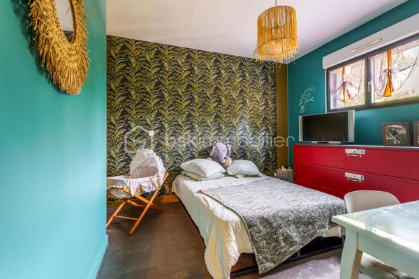 Maison contemporaine de 2015 – DPE A – Proche de Tours
L’alliance de la modernité, du calme et de la proximité de Tours.
Découvrez cette belle maison contemporaine construite en 2015, idéalement située à moins de 10 minutes du quartier des Deux-Lions et à seulement 5 minutes de la rocade.
Implantée sur une parcelle de 900 m², dans un environnement calme, elle séduit par son architecture moderne, ses volumes généreux et son excellente performance énergétique, avec un DPE classé A et un GES classé A.
Au rez-de-chaussée, vous profiterez d’une vaste pièce de vie lumineuse de plus de 71 m², comprenant une grande cuisine aménagée et équipée ainsi qu’un espace salon ouvert sur la terrasse grâce à de larges baies vitrées.
Ce niveau dispose également d’une suite parentale avec salle d’eau et dressing, d’un bureau, d’une buanderie et d’un WC indépendant.
À l’étage, le palier dessert deux chambres, dont une bénéficiant d’un accès au toit-terrasse, ainsi qu’une salle de bains, un dressing et un WC indépendant.
La maison bénéficie d’un plancher béton et d’un chauffage au sol au rez-de-chaussée comme à l’étage, complété par un poêle à bois.
Vous apprécierez son agencement fonctionnel, sa décoration soignée et son architecture contemporaine.
Une maison confortable et agréable à vivre, bénéficiant d’un emplacement privilégié entre tranquillité et proximité de Tours.