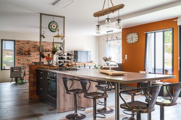 Maison contemporaine de 2015 – DPE A – Proche de Tours
L’alliance de la modernité, du calme et de la proximité de Tours.
Découvrez cette belle maison contemporaine construite en 2015, idéalement située à moins de 10 minutes du quartier des Deux-Lions et à seulement 5 minutes de la rocade.
Implantée sur une parcelle de 900 m², dans un environnement calme, elle séduit par son architecture moderne, ses volumes généreux et son excellente performance énergétique, avec un DPE classé A et un GES classé A.
Au rez-de-chaussée, vous profiterez d’une vaste pièce de vie lumineuse de plus de 71 m², comprenant une grande cuisine aménagée et équipée ainsi qu’un espace salon ouvert sur la terrasse grâce à de larges baies vitrées.
Ce niveau dispose également d’une suite parentale avec salle d’eau et dressing, d’un bureau, d’une buanderie et d’un WC indépendant.
À l’étage, le palier dessert deux chambres, dont une bénéficiant d’un accès au toit-terrasse, ainsi qu’une salle de bains, un dressing et un WC indépendant.
La maison bénéficie d’un plancher béton et d’un chauffage au sol au rez-de-chaussée comme à l’étage, complété par un poêle à bois.
Vous apprécierez son agencement fonctionnel, sa décoration soignée et son architecture contemporaine.
Une maison confortable et agréable à vivre, bénéficiant d’un emplacement privilégié entre tranquillité et proximité de Tours.