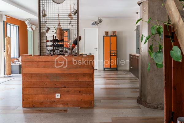 Maison contemporaine de 2015 – DPE A – Proche de Tours
L’alliance de la modernité, du calme et de la proximité de Tours.
Découvrez cette belle maison contemporaine construite en 2015, idéalement située à moins de 10 minutes du quartier des Deux-Lions et à seulement 5 minutes de la rocade.
Implantée sur une parcelle de 900 m², dans un environnement calme, elle séduit par son architecture moderne, ses volumes généreux et son excellente performance énergétique, avec un DPE classé A et un GES classé A.
Au rez-de-chaussée, vous profiterez d’une vaste pièce de vie lumineuse de plus de 71 m², comprenant une grande cuisine aménagée et équipée ainsi qu’un espace salon ouvert sur la terrasse grâce à de larges baies vitrées.
Ce niveau dispose également d’une suite parentale avec salle d’eau et dressing, d’un bureau, d’une buanderie et d’un WC indépendant.
À l’étage, le palier dessert deux chambres, dont une bénéficiant d’un accès au toit-terrasse, ainsi qu’une salle de bains, un dressing et un WC indépendant.
La maison bénéficie d’un plancher béton et d’un chauffage au sol au rez-de-chaussée comme à l’étage, complété par un poêle à bois.
Vous apprécierez son agencement fonctionnel, sa décoration soignée et son architecture contemporaine.
Une maison confortable et agréable à vivre, bénéficiant d’un emplacement privilégié entre tranquillité et proximité de Tours.
