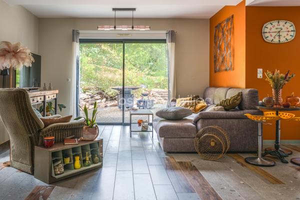 Maison contemporaine de 2015 – DPE A – Proche de Tours
L’alliance de la modernité, du calme et de la proximité de Tours.
Découvrez cette belle maison contemporaine construite en 2015, idéalement située à moins de 10 minutes du quartier des Deux-Lions et à seulement 5 minutes de la rocade.
Implantée sur une parcelle de 900 m², dans un environnement calme, elle séduit par son architecture moderne, ses volumes généreux et son excellente performance énergétique, avec un DPE classé A et un GES classé A.
Au rez-de-chaussée, vous profiterez d’une vaste pièce de vie lumineuse de plus de 71 m², comprenant une grande cuisine aménagée et équipée ainsi qu’un espace salon ouvert sur la terrasse grâce à de larges baies vitrées.
Ce niveau dispose également d’une suite parentale avec salle d’eau et dressing, d’un bureau, d’une buanderie et d’un WC indépendant.
À l’étage, le palier dessert deux chambres, dont une bénéficiant d’un accès au toit-terrasse, ainsi qu’une salle de bains, un dressing et un WC indépendant.
La maison bénéficie d’un plancher béton et d’un chauffage au sol au rez-de-chaussée comme à l’étage, complété par un poêle à bois.
Vous apprécierez son agencement fonctionnel, sa décoration soignée et son architecture contemporaine.
Une maison confortable et agréable à vivre, bénéficiant d’un emplacement privilégié entre tranquillité et proximité de Tours.