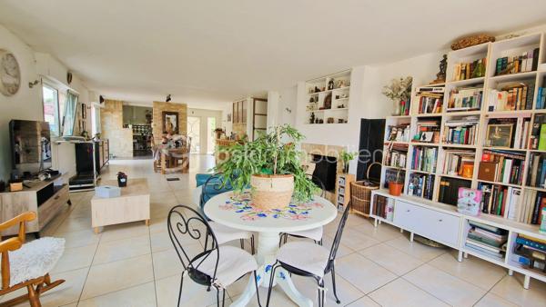 Laissez-vous séduire par cette superbe maison d'architecte développant 220 m² utiles, idéalement située dans un environnement calme et prisé de Douai, à deux pas de la Faculté de Droit, des commerces, des écoles, des professionnels de santé et des principaux axes autoroutiers ( A21 - A1 - A26).

Dès l'entrée, vous découvrirez une maison aux volumes généreux, parfaitement entretenue.
Le rez-de-chaussée offre une belle pièce de vie baignée de lumière, une cuisine fonctionnelle avec son cellier, ainsi que deux chambres, dont une magnifique suite parentale bénéficiant d'une baie vitrée ouvrant sur la terrasse et le jardin. Un espace bureau  avec dressing offre une belle polyvalence et pourra aisément être transformé en une sixième chambre, une chambre d'enfant ou un espace télétravail. 
Une salle de bains complète ce niveau.

À l'étage, vous trouverez trois chambres supplémentaires. 

Conçue pour offrir un confort de vie optimal, cette maison bénéficie d'équipements de qualité, parmi lesquels un chauffage électrique par plancher rayonnant avec réglage indépendant dans chaque pièce, complété par un foyer ouvert. Elle est également dotée d'un pré-équipement pour un système d'aspiration centralisée, d'un pré-câblage audio dans plusieurs pièces ainsi que d'une installation multimédia intégrée dans le salon (TV, prises électriques et haut-parleurs). Une alarme est déjà installée pour plus de sécurité. Enfin, une buanderie et un vaste grenier isolé situé au-dessus du garage offrent un espace de rangement particulièrement appréciable.

À l'extérieur, le jardin paysager constitue un véritable havre de paix. Vous profiterez d'un bassin d'agrément piscinable, idéal pour créer un futur espace de détente, ainsi que d'un charmant chalet en bois de style canadien, parfait pour le rangement ou les loisirs.

Enfin, la maison bénéficie d'un double garage, un véritable atout pour stationner plusieurs véhicules en toute sécurité tout en conservant un espace de rangement supplémentaire.

Rare sur le secteur, cette véritable maison d'architecte séduit par son caractère unique, ses volumes généreux, ses prestations de qualité et son cadre de vie privilégié. Pensée dans les moindres détails pour allier confort, fonctionnalité et élégance, elle offre un bien d'exception qui ne ressemble à aucun autre. Une opportunité rare à découvrir sans tarder : une visite vous permettra d'en apprécier tout le potentiel et le charme.