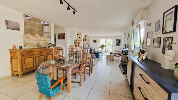 Laissez-vous séduire par cette superbe maison d'architecte développant 220 m² utiles, idéalement située dans un environnement calme et prisé de Douai, à deux pas de la Faculté de Droit, des commerces, des écoles, des professionnels de santé et des principaux axes autoroutiers ( A21 - A1 - A26).

Dès l'entrée, vous découvrirez une maison aux volumes généreux, parfaitement entretenue.
Le rez-de-chaussée offre une belle pièce de vie baignée de lumière, une cuisine fonctionnelle avec son cellier, ainsi que deux chambres, dont une magnifique suite parentale bénéficiant d'une baie vitrée ouvrant sur la terrasse et le jardin. Un espace bureau  avec dressing offre une belle polyvalence et pourra aisément être transformé en une sixième chambre, une chambre d'enfant ou un espace télétravail. 
Une salle de bains complète ce niveau.

À l'étage, vous trouverez trois chambres supplémentaires. 

Conçue pour offrir un confort de vie optimal, cette maison bénéficie d'équipements de qualité, parmi lesquels un chauffage électrique par plancher rayonnant avec réglage indépendant dans chaque pièce, complété par un foyer ouvert. Elle est également dotée d'un pré-équipement pour un système d'aspiration centralisée, d'un pré-câblage audio dans plusieurs pièces ainsi que d'une installation multimédia intégrée dans le salon (TV, prises électriques et haut-parleurs). Une alarme est déjà installée pour plus de sécurité. Enfin, une buanderie et un vaste grenier isolé situé au-dessus du garage offrent un espace de rangement particulièrement appréciable.

À l'extérieur, le jardin paysager constitue un véritable havre de paix. Vous profiterez d'un bassin d'agrément piscinable, idéal pour créer un futur espace de détente, ainsi que d'un charmant chalet en bois de style canadien, parfait pour le rangement ou les loisirs.

Enfin, la maison bénéficie d'un double garage, un véritable atout pour stationner plusieurs véhicules en toute sécurité tout en conservant un espace de rangement supplémentaire.

Rare sur le secteur, cette véritable maison d'architecte séduit par son caractère unique, ses volumes généreux, ses prestations de qualité et son cadre de vie privilégié. Pensée dans les moindres détails pour allier confort, fonctionnalité et élégance, elle offre un bien d'exception qui ne ressemble à aucun autre. Une opportunité rare à découvrir sans tarder : une visite vous permettra d'en apprécier tout le potentiel et le charme.