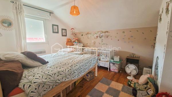 Laissez-vous séduire par cette superbe maison d'architecte développant 220 m² utiles, idéalement située dans un environnement calme et prisé de Douai, à deux pas de la Faculté de Droit, des commerces, des écoles, des professionnels de santé et des principaux axes autoroutiers ( A21 - A1 - A26).

Dès l'entrée, vous découvrirez une maison aux volumes généreux, parfaitement entretenue.
Le rez-de-chaussée offre une belle pièce de vie baignée de lumière, une cuisine fonctionnelle avec son cellier, ainsi que deux chambres, dont une magnifique suite parentale bénéficiant d'une baie vitrée ouvrant sur la terrasse et le jardin. Un espace bureau  avec dressing offre une belle polyvalence et pourra aisément être transformé en une sixième chambre, une chambre d'enfant ou un espace télétravail. 
Une salle de bains complète ce niveau.

À l'étage, vous trouverez trois chambres supplémentaires. 

Conçue pour offrir un confort de vie optimal, cette maison bénéficie d'équipements de qualité, parmi lesquels un chauffage électrique par plancher rayonnant avec réglage indépendant dans chaque pièce, complété par un foyer ouvert. Elle est également dotée d'un pré-équipement pour un système d'aspiration centralisée, d'un pré-câblage audio dans plusieurs pièces ainsi que d'une installation multimédia intégrée dans le salon (TV, prises électriques et haut-parleurs). Une alarme est déjà installée pour plus de sécurité. Enfin, une buanderie et un vaste grenier isolé situé au-dessus du garage offrent un espace de rangement particulièrement appréciable.

À l'extérieur, le jardin paysager constitue un véritable havre de paix. Vous profiterez d'un bassin d'agrément piscinable, idéal pour créer un futur espace de détente, ainsi que d'un charmant chalet en bois de style canadien, parfait pour le rangement ou les loisirs.

Enfin, la maison bénéficie d'un double garage, un véritable atout pour stationner plusieurs véhicules en toute sécurité tout en conservant un espace de rangement supplémentaire.

Rare sur le secteur, cette véritable maison d'architecte séduit par son caractère unique, ses volumes généreux, ses prestations de qualité et son cadre de vie privilégié. Pensée dans les moindres détails pour allier confort, fonctionnalité et élégance, elle offre un bien d'exception qui ne ressemble à aucun autre. Une opportunité rare à découvrir sans tarder : une visite vous permettra d'en apprécier tout le potentiel et le charme.