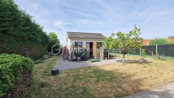 Laissez-vous séduire par cette superbe maison d'architecte développant 220 m² utiles, idéalement située dans un environnement calme et prisé de Douai, à deux pas de la Faculté de Droit, des commerces, des écoles, des professionnels de santé et des principaux axes autoroutiers ( A21 - A1 - A26).

Dès l'entrée, vous découvrirez une maison aux volumes généreux, parfaitement entretenue.
Le rez-de-chaussée offre une belle pièce de vie baignée de lumière, une cuisine fonctionnelle avec son cellier, ainsi que deux chambres, dont une magnifique suite parentale bénéficiant d'une baie vitrée ouvrant sur la terrasse et le jardin. Un espace bureau  avec dressing offre une belle polyvalence et pourra aisément être transformé en une sixième chambre, une chambre d'enfant ou un espace télétravail. 
Une salle de bains complète ce niveau.

À l'étage, vous trouverez trois chambres supplémentaires. 

Conçue pour offrir un confort de vie optimal, cette maison bénéficie d'équipements de qualité, parmi lesquels un chauffage électrique par plancher rayonnant avec réglage indépendant dans chaque pièce, complété par un foyer ouvert. Elle est également dotée d'un pré-équipement pour un système d'aspiration centralisée, d'un pré-câblage audio dans plusieurs pièces ainsi que d'une installation multimédia intégrée dans le salon (TV, prises électriques et haut-parleurs). Une alarme est déjà installée pour plus de sécurité. Enfin, une buanderie et un vaste grenier isolé situé au-dessus du garage offrent un espace de rangement particulièrement appréciable.

À l'extérieur, le jardin paysager constitue un véritable havre de paix. Vous profiterez d'un bassin d'agrément piscinable, idéal pour créer un futur espace de détente, ainsi que d'un charmant chalet en bois de style canadien, parfait pour le rangement ou les loisirs.

Enfin, la maison bénéficie d'un double garage, un véritable atout pour stationner plusieurs véhicules en toute sécurité tout en conservant un espace de rangement supplémentaire.

Rare sur le secteur, cette véritable maison d'architecte séduit par son caractère unique, ses volumes généreux, ses prestations de qualité et son cadre de vie privilégié. Pensée dans les moindres détails pour allier confort, fonctionnalité et élégance, elle offre un bien d'exception qui ne ressemble à aucun autre. Une opportunité rare à découvrir sans tarder : une visite vous permettra d'en apprécier tout le potentiel et le charme.