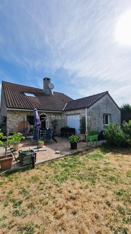 Laissez-vous séduire par cette superbe maison d'architecte développant 220 m² utiles, idéalement située dans un environnement calme et prisé de Douai, à deux pas de la Faculté de Droit, des commerces, des écoles, des professionnels de santé et des principaux axes autoroutiers ( A21 - A1 - A26).

Dès l'entrée, vous découvrirez une maison aux volumes généreux, parfaitement entretenue.
Le rez-de-chaussée offre une belle pièce de vie baignée de lumière, une cuisine fonctionnelle avec son cellier, ainsi que deux chambres, dont une magnifique suite parentale bénéficiant d'une baie vitrée ouvrant sur la terrasse et le jardin. Un espace bureau  avec dressing offre une belle polyvalence et pourra aisément être transformé en une sixième chambre, une chambre d'enfant ou un espace télétravail. 
Une salle de bains complète ce niveau.

À l'étage, vous trouverez trois chambres supplémentaires. 

Conçue pour offrir un confort de vie optimal, cette maison bénéficie d'équipements de qualité, parmi lesquels un chauffage électrique par plancher rayonnant avec réglage indépendant dans chaque pièce, complété par un foyer ouvert. Elle est également dotée d'un pré-équipement pour un système d'aspiration centralisée, d'un pré-câblage audio dans plusieurs pièces ainsi que d'une installation multimédia intégrée dans le salon (TV, prises électriques et haut-parleurs). Une alarme est déjà installée pour plus de sécurité. Enfin, une buanderie et un vaste grenier isolé situé au-dessus du garage offrent un espace de rangement particulièrement appréciable.

À l'extérieur, le jardin paysager constitue un véritable havre de paix. Vous profiterez d'un bassin d'agrément piscinable, idéal pour créer un futur espace de détente, ainsi que d'un charmant chalet en bois de style canadien, parfait pour le rangement ou les loisirs.

Enfin, la maison bénéficie d'un double garage, un véritable atout pour stationner plusieurs véhicules en toute sécurité tout en conservant un espace de rangement supplémentaire.

Rare sur le secteur, cette véritable maison d'architecte séduit par son caractère unique, ses volumes généreux, ses prestations de qualité et son cadre de vie privilégié. Pensée dans les moindres détails pour allier confort, fonctionnalité et élégance, elle offre un bien d'exception qui ne ressemble à aucun autre. Une opportunité rare à découvrir sans tarder : une visite vous permettra d'en apprécier tout le potentiel et le charme.