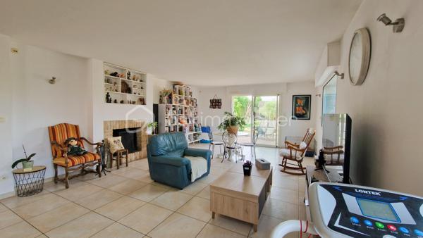 Laissez-vous séduire par cette superbe maison d'architecte développant 220 m² utiles, idéalement située dans un environnement calme et prisé de Douai, à deux pas de la Faculté de Droit, des commerces, des écoles, des professionnels de santé et des principaux axes autoroutiers ( A21 - A1 - A26).

Dès l'entrée, vous découvrirez une maison aux volumes généreux, parfaitement entretenue.
Le rez-de-chaussée offre une belle pièce de vie baignée de lumière, une cuisine fonctionnelle avec son cellier, ainsi que deux chambres, dont une magnifique suite parentale bénéficiant d'une baie vitrée ouvrant sur la terrasse et le jardin. Un espace bureau  avec dressing offre une belle polyvalence et pourra aisément être transformé en une sixième chambre, une chambre d'enfant ou un espace télétravail. 
Une salle de bains complète ce niveau.

À l'étage, vous trouverez trois chambres supplémentaires. 

Conçue pour offrir un confort de vie optimal, cette maison bénéficie d'équipements de qualité, parmi lesquels un chauffage électrique par plancher rayonnant avec réglage indépendant dans chaque pièce, complété par un foyer ouvert. Elle est également dotée d'un pré-équipement pour un système d'aspiration centralisée, d'un pré-câblage audio dans plusieurs pièces ainsi que d'une installation multimédia intégrée dans le salon (TV, prises électriques et haut-parleurs). Une alarme est déjà installée pour plus de sécurité. Enfin, une buanderie et un vaste grenier isolé situé au-dessus du garage offrent un espace de rangement particulièrement appréciable.

À l'extérieur, le jardin paysager constitue un véritable havre de paix. Vous profiterez d'un bassin d'agrément piscinable, idéal pour créer un futur espace de détente, ainsi que d'un charmant chalet en bois de style canadien, parfait pour le rangement ou les loisirs.

Enfin, la maison bénéficie d'un double garage, un véritable atout pour stationner plusieurs véhicules en toute sécurité tout en conservant un espace de rangement supplémentaire.

Rare sur le secteur, cette véritable maison d'architecte séduit par son caractère unique, ses volumes généreux, ses prestations de qualité et son cadre de vie privilégié. Pensée dans les moindres détails pour allier confort, fonctionnalité et élégance, elle offre un bien d'exception qui ne ressemble à aucun autre. Une opportunité rare à découvrir sans tarder : une visite vous permettra d'en apprécier tout le potentiel et le charme.