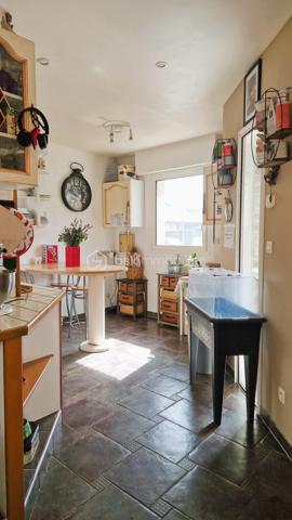 Laissez-vous séduire par cette superbe maison d'architecte développant 220 m² utiles, idéalement située dans un environnement calme et prisé de Douai, à deux pas de la Faculté de Droit, des commerces, des écoles, des professionnels de santé et des principaux axes autoroutiers ( A21 - A1 - A26).

Dès l'entrée, vous découvrirez une maison aux volumes généreux, parfaitement entretenue.
Le rez-de-chaussée offre une belle pièce de vie baignée de lumière, une cuisine fonctionnelle avec son cellier, ainsi que deux chambres, dont une magnifique suite parentale bénéficiant d'une baie vitrée ouvrant sur la terrasse et le jardin. Un espace bureau  avec dressing offre une belle polyvalence et pourra aisément être transformé en une sixième chambre, une chambre d'enfant ou un espace télétravail. 
Une salle de bains complète ce niveau.

À l'étage, vous trouverez trois chambres supplémentaires. 

Conçue pour offrir un confort de vie optimal, cette maison bénéficie d'équipements de qualité, parmi lesquels un chauffage électrique par plancher rayonnant avec réglage indépendant dans chaque pièce, complété par un foyer ouvert. Elle est également dotée d'un pré-équipement pour un système d'aspiration centralisée, d'un pré-câblage audio dans plusieurs pièces ainsi que d'une installation multimédia intégrée dans le salon (TV, prises électriques et haut-parleurs). Une alarme est déjà installée pour plus de sécurité. Enfin, une buanderie et un vaste grenier isolé situé au-dessus du garage offrent un espace de rangement particulièrement appréciable.

À l'extérieur, le jardin paysager constitue un véritable havre de paix. Vous profiterez d'un bassin d'agrément piscinable, idéal pour créer un futur espace de détente, ainsi que d'un charmant chalet en bois de style canadien, parfait pour le rangement ou les loisirs.

Enfin, la maison bénéficie d'un double garage, un véritable atout pour stationner plusieurs véhicules en toute sécurité tout en conservant un espace de rangement supplémentaire.

Rare sur le secteur, cette véritable maison d'architecte séduit par son caractère unique, ses volumes généreux, ses prestations de qualité et son cadre de vie privilégié. Pensée dans les moindres détails pour allier confort, fonctionnalité et élégance, elle offre un bien d'exception qui ne ressemble à aucun autre. Une opportunité rare à découvrir sans tarder : une visite vous permettra d'en apprécier tout le potentiel et le charme.