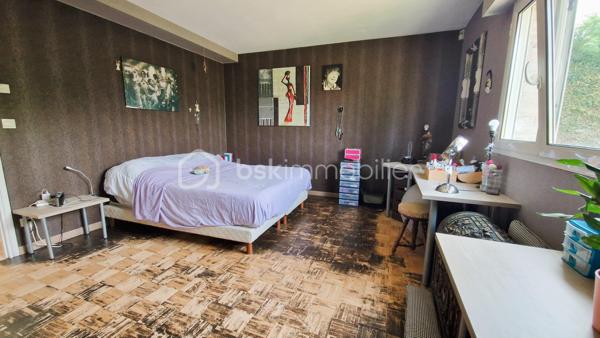 Laissez-vous séduire par cette superbe maison d'architecte développant 220 m² utiles, idéalement située dans un environnement calme et prisé de Douai, à deux pas de la Faculté de Droit, des commerces, des écoles, des professionnels de santé et des principaux axes autoroutiers ( A21 - A1 - A26).

Dès l'entrée, vous découvrirez une maison aux volumes généreux, parfaitement entretenue.
Le rez-de-chaussée offre une belle pièce de vie baignée de lumière, une cuisine fonctionnelle avec son cellier, ainsi que deux chambres, dont une magnifique suite parentale bénéficiant d'une baie vitrée ouvrant sur la terrasse et le jardin. Un espace bureau  avec dressing offre une belle polyvalence et pourra aisément être transformé en une sixième chambre, une chambre d'enfant ou un espace télétravail. 
Une salle de bains complète ce niveau.

À l'étage, vous trouverez trois chambres supplémentaires. 

Conçue pour offrir un confort de vie optimal, cette maison bénéficie d'équipements de qualité, parmi lesquels un chauffage électrique par plancher rayonnant avec réglage indépendant dans chaque pièce, complété par un foyer ouvert. Elle est également dotée d'un pré-équipement pour un système d'aspiration centralisée, d'un pré-câblage audio dans plusieurs pièces ainsi que d'une installation multimédia intégrée dans le salon (TV, prises électriques et haut-parleurs). Une alarme est déjà installée pour plus de sécurité. Enfin, une buanderie et un vaste grenier isolé situé au-dessus du garage offrent un espace de rangement particulièrement appréciable.

À l'extérieur, le jardin paysager constitue un véritable havre de paix. Vous profiterez d'un bassin d'agrément piscinable, idéal pour créer un futur espace de détente, ainsi que d'un charmant chalet en bois de style canadien, parfait pour le rangement ou les loisirs.

Enfin, la maison bénéficie d'un double garage, un véritable atout pour stationner plusieurs véhicules en toute sécurité tout en conservant un espace de rangement supplémentaire.

Rare sur le secteur, cette véritable maison d'architecte séduit par son caractère unique, ses volumes généreux, ses prestations de qualité et son cadre de vie privilégié. Pensée dans les moindres détails pour allier confort, fonctionnalité et élégance, elle offre un bien d'exception qui ne ressemble à aucun autre. Une opportunité rare à découvrir sans tarder : une visite vous permettra d'en apprécier tout le potentiel et le charme.