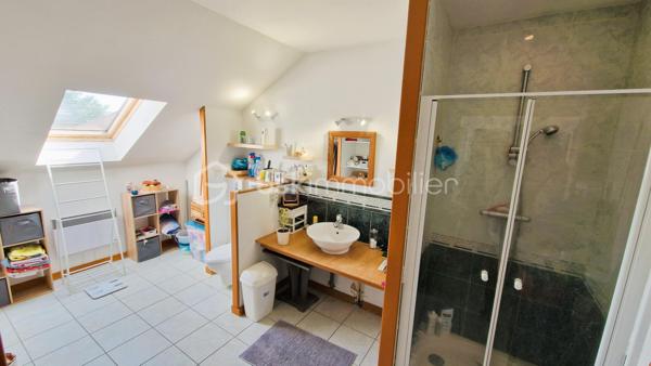 Laissez-vous séduire par cette superbe maison d'architecte développant 220 m² utiles, idéalement située dans un environnement calme et prisé de Douai, à deux pas de la Faculté de Droit, des commerces, des écoles, des professionnels de santé et des principaux axes autoroutiers ( A21 - A1 - A26).

Dès l'entrée, vous découvrirez une maison aux volumes généreux, parfaitement entretenue.
Le rez-de-chaussée offre une belle pièce de vie baignée de lumière, une cuisine fonctionnelle avec son cellier, ainsi que deux chambres, dont une magnifique suite parentale bénéficiant d'une baie vitrée ouvrant sur la terrasse et le jardin. Un espace bureau  avec dressing offre une belle polyvalence et pourra aisément être transformé en une sixième chambre, une chambre d'enfant ou un espace télétravail. 
Une salle de bains complète ce niveau.

À l'étage, vous trouverez trois chambres supplémentaires. 

Conçue pour offrir un confort de vie optimal, cette maison bénéficie d'équipements de qualité, parmi lesquels un chauffage électrique par plancher rayonnant avec réglage indépendant dans chaque pièce, complété par un foyer ouvert. Elle est également dotée d'un pré-équipement pour un système d'aspiration centralisée, d'un pré-câblage audio dans plusieurs pièces ainsi que d'une installation multimédia intégrée dans le salon (TV, prises électriques et haut-parleurs). Une alarme est déjà installée pour plus de sécurité. Enfin, une buanderie et un vaste grenier isolé situé au-dessus du garage offrent un espace de rangement particulièrement appréciable.

À l'extérieur, le jardin paysager constitue un véritable havre de paix. Vous profiterez d'un bassin d'agrément piscinable, idéal pour créer un futur espace de détente, ainsi que d'un charmant chalet en bois de style canadien, parfait pour le rangement ou les loisirs.

Enfin, la maison bénéficie d'un double garage, un véritable atout pour stationner plusieurs véhicules en toute sécurité tout en conservant un espace de rangement supplémentaire.

Rare sur le secteur, cette véritable maison d'architecte séduit par son caractère unique, ses volumes généreux, ses prestations de qualité et son cadre de vie privilégié. Pensée dans les moindres détails pour allier confort, fonctionnalité et élégance, elle offre un bien d'exception qui ne ressemble à aucun autre. Une opportunité rare à découvrir sans tarder : une visite vous permettra d'en apprécier tout le potentiel et le charme.