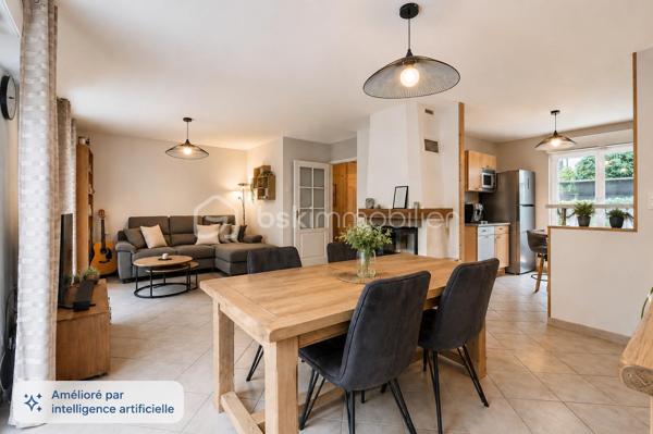 Située dans un environnement résidentiel agréable, cette maison individuelle construite en 2001 offre environ 106 m² habitables sur un terrain de 671 m².
Elle propose une pièce de vie lumineuse ouverte sur le jardin, une cheminée, une cuisine, 4 chambres, une salle de bains ainsi qu'un garage fermé.
À l'extérieur, vous profiterez d'un jardin paysager et arboré, d'une grande terrasse avec pergola et d'une piscine semi-enterrée de 5,40 m de diamètre.
Côté confort, la maison dispose d'une climatisation réversible installée en 2023, d'un chauffage électrique par résille au sol au rez-de-chaussée et de radiateurs à l'étage. 
Les charges du lotissement sont particulièrement faibles : 126 € par an.
Une maison fonctionnelle et agréable à vivre, idéale pour une famille à la recherche de 4 chambres, d'un extérieur soigné et d'une piscine, à proximité des écoles, des transports et des commerces du Péage-de-Vizille.
DPE : D – GES : B
Dépenses annuelles d'énergie estimées entre 1 940 € et 2 710 € (abonnements compris).