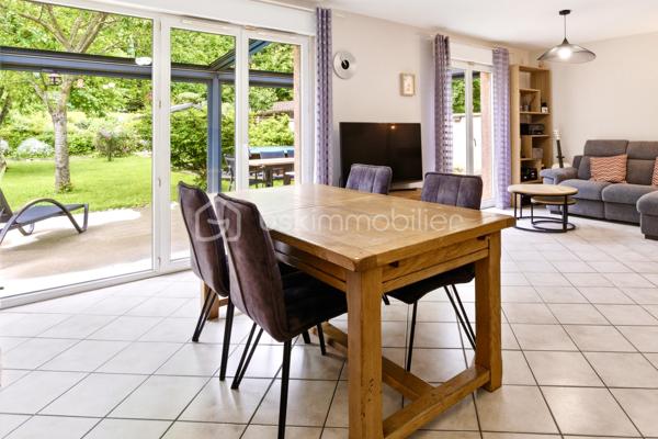 Située dans un environnement résidentiel agréable, cette maison individuelle construite en 2001 offre environ 106 m² habitables sur un terrain de 671 m².
Elle propose une pièce de vie lumineuse ouverte sur le jardin, une cheminée, une cuisine, 4 chambres, une salle de bains ainsi qu'un garage fermé.
À l'extérieur, vous profiterez d'un jardin paysager et arboré, d'une grande terrasse avec pergola et d'une piscine semi-enterrée de 5,40 m de diamètre.
Côté confort, la maison dispose d'une climatisation réversible installée en 2023, d'un chauffage électrique par résille au sol au rez-de-chaussée et de radiateurs à l'étage. 
Les charges du lotissement sont particulièrement faibles : 126 € par an.
Une maison fonctionnelle et agréable à vivre, idéale pour une famille à la recherche de 4 chambres, d'un extérieur soigné et d'une piscine, à proximité des écoles, des transports et des commerces du Péage-de-Vizille.
DPE : D – GES : B
Dépenses annuelles d'énergie estimées entre 1 940 € et 2 710 € (abonnements compris).