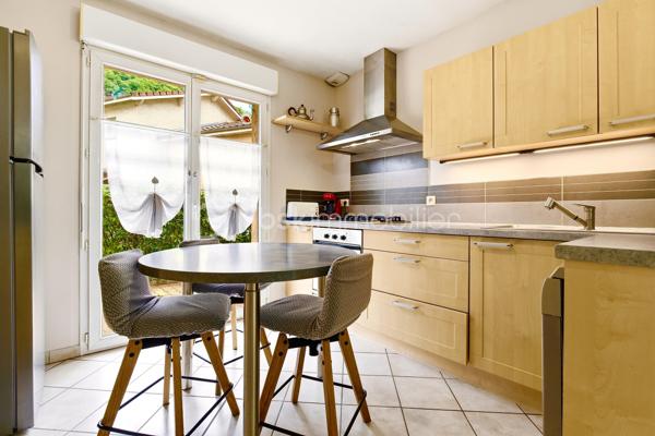 Située dans un environnement résidentiel agréable, cette maison individuelle construite en 2001 offre environ 106 m² habitables sur un terrain de 671 m².
Elle propose une pièce de vie lumineuse ouverte sur le jardin, une cheminée, une cuisine, 4 chambres, une salle de bains ainsi qu'un garage fermé.
À l'extérieur, vous profiterez d'un jardin paysager et arboré, d'une grande terrasse avec pergola et d'une piscine semi-enterrée de 5,40 m de diamètre.
Côté confort, la maison dispose d'une climatisation réversible installée en 2023, d'un chauffage électrique par résille au sol au rez-de-chaussée et de radiateurs à l'étage. 
Les charges du lotissement sont particulièrement faibles : 126 € par an.
Une maison fonctionnelle et agréable à vivre, idéale pour une famille à la recherche de 4 chambres, d'un extérieur soigné et d'une piscine, à proximité des écoles, des transports et des commerces du Péage-de-Vizille.
DPE : D – GES : B
Dépenses annuelles d'énergie estimées entre 1 940 € et 2 710 € (abonnements compris).