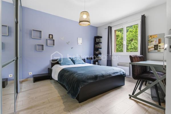 Située dans un environnement résidentiel agréable, cette maison individuelle construite en 2001 offre environ 106 m² habitables sur un terrain de 671 m².
Elle propose une pièce de vie lumineuse ouverte sur le jardin, une cheminée, une cuisine, 4 chambres, une salle de bains ainsi qu'un garage fermé.
À l'extérieur, vous profiterez d'un jardin paysager et arboré, d'une grande terrasse avec pergola et d'une piscine semi-enterrée de 5,40 m de diamètre.
Côté confort, la maison dispose d'une climatisation réversible installée en 2023, d'un chauffage électrique par résille au sol au rez-de-chaussée et de radiateurs à l'étage. 
Les charges du lotissement sont particulièrement faibles : 126 € par an.
Une maison fonctionnelle et agréable à vivre, idéale pour une famille à la recherche de 4 chambres, d'un extérieur soigné et d'une piscine, à proximité des écoles, des transports et des commerces du Péage-de-Vizille.
DPE : D – GES : B
Dépenses annuelles d'énergie estimées entre 1 940 € et 2 710 € (abonnements compris).