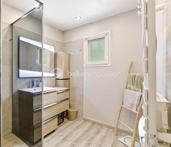 Située dans un environnement résidentiel agréable, cette maison individuelle construite en 2001 offre environ 106 m² habitables sur un terrain de 671 m².
Elle propose une pièce de vie lumineuse ouverte sur le jardin, une cheminée, une cuisine, 4 chambres, une salle de bains ainsi qu'un garage fermé.
À l'extérieur, vous profiterez d'un jardin paysager et arboré, d'une grande terrasse avec pergola et d'une piscine semi-enterrée de 5,40 m de diamètre.
Côté confort, la maison dispose d'une climatisation réversible installée en 2023, d'un chauffage électrique par résille au sol au rez-de-chaussée et de radiateurs à l'étage. 
Les charges du lotissement sont particulièrement faibles : 126 € par an.
Une maison fonctionnelle et agréable à vivre, idéale pour une famille à la recherche de 4 chambres, d'un extérieur soigné et d'une piscine, à proximité des écoles, des transports et des commerces du Péage-de-Vizille.
DPE : D – GES : B
Dépenses annuelles d'énergie estimées entre 1 940 € et 2 710 € (abonnements compris).