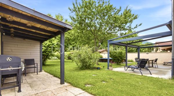 Située dans un environnement résidentiel agréable, cette maison individuelle construite en 2001 offre environ 106 m² habitables sur un terrain de 671 m².
Elle propose une pièce de vie lumineuse ouverte sur le jardin, une cheminée, une cuisine, 4 chambres, une salle de bains ainsi qu'un garage fermé.
À l'extérieur, vous profiterez d'un jardin paysager et arboré, d'une grande terrasse avec pergola et d'une piscine semi-enterrée de 5,40 m de diamètre.
Côté confort, la maison dispose d'une climatisation réversible installée en 2023, d'un chauffage électrique par résille au sol au rez-de-chaussée et de radiateurs à l'étage. 
Les charges du lotissement sont particulièrement faibles : 126 € par an.
Une maison fonctionnelle et agréable à vivre, idéale pour une famille à la recherche de 4 chambres, d'un extérieur soigné et d'une piscine, à proximité des écoles, des transports et des commerces du Péage-de-Vizille.
DPE : D – GES : B
Dépenses annuelles d'énergie estimées entre 1 940 € et 2 710 € (abonnements compris).