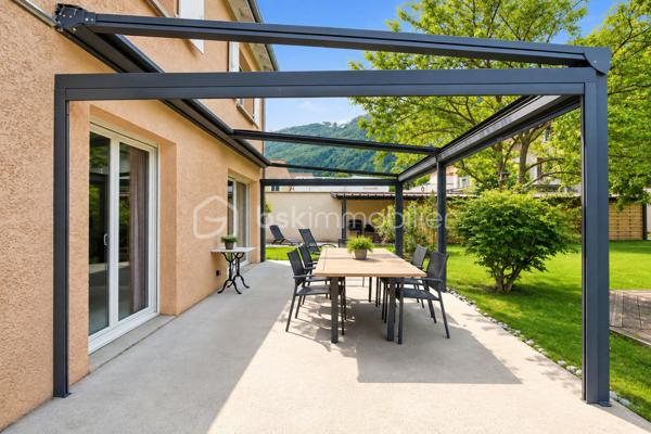 Située dans un environnement résidentiel agréable, cette maison individuelle construite en 2001 offre environ 106 m² habitables sur un terrain de 671 m².
Elle propose une pièce de vie lumineuse ouverte sur le jardin, une cheminée, une cuisine, 4 chambres, une salle de bains ainsi qu'un garage fermé.
À l'extérieur, vous profiterez d'un jardin paysager et arboré, d'une grande terrasse avec pergola et d'une piscine semi-enterrée de 5,40 m de diamètre.
Côté confort, la maison dispose d'une climatisation réversible installée en 2023, d'un chauffage électrique par résille au sol au rez-de-chaussée et de radiateurs à l'étage. 
Les charges du lotissement sont particulièrement faibles : 126 € par an.
Une maison fonctionnelle et agréable à vivre, idéale pour une famille à la recherche de 4 chambres, d'un extérieur soigné et d'une piscine, à proximité des écoles, des transports et des commerces du Péage-de-Vizille.
DPE : D – GES : B
Dépenses annuelles d'énergie estimées entre 1 940 € et 2 710 € (abonnements compris).