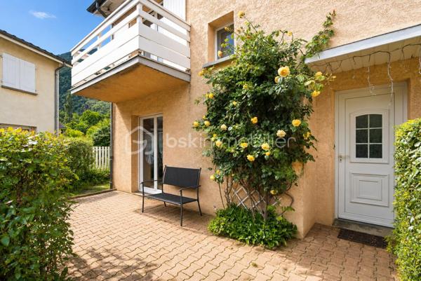 Située dans un environnement résidentiel agréable, cette maison individuelle construite en 2001 offre environ 106 m² habitables sur un terrain de 671 m².
Elle propose une pièce de vie lumineuse ouverte sur le jardin, une cheminée, une cuisine, 4 chambres, une salle de bains ainsi qu'un garage fermé.
À l'extérieur, vous profiterez d'un jardin paysager et arboré, d'une grande terrasse avec pergola et d'une piscine semi-enterrée de 5,40 m de diamètre.
Côté confort, la maison dispose d'une climatisation réversible installée en 2023, d'un chauffage électrique par résille au sol au rez-de-chaussée et de radiateurs à l'étage. 
Les charges du lotissement sont particulièrement faibles : 126 € par an.
Une maison fonctionnelle et agréable à vivre, idéale pour une famille à la recherche de 4 chambres, d'un extérieur soigné et d'une piscine, à proximité des écoles, des transports et des commerces du Péage-de-Vizille.
DPE : D – GES : B
Dépenses annuelles d'énergie estimées entre 1 940 € et 2 710 € (abonnements compris).