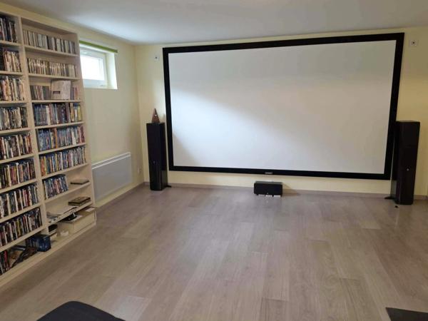Maison à vendre 9 pièces KEMBS LOECHLE (68).Belle maison contemporaine de 250 m², 14 ares, avec piscine, en lisière de forêt.