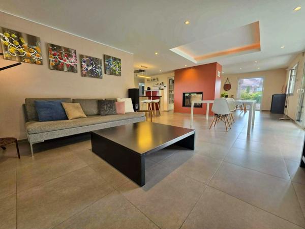 Maison à vendre 9 pièces KEMBS LOECHLE (68).Belle maison contemporaine de 250 m², 14 ares, avec piscine, en lisière de forêt.