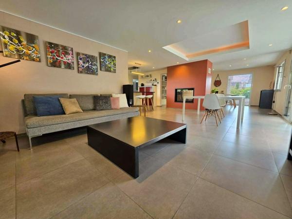 Maison à vendre 9 pièces KEMBS LOECHLE (68).Belle maison contemporaine de 250 m², 14 ares, avec piscine, en lisière de forêt.