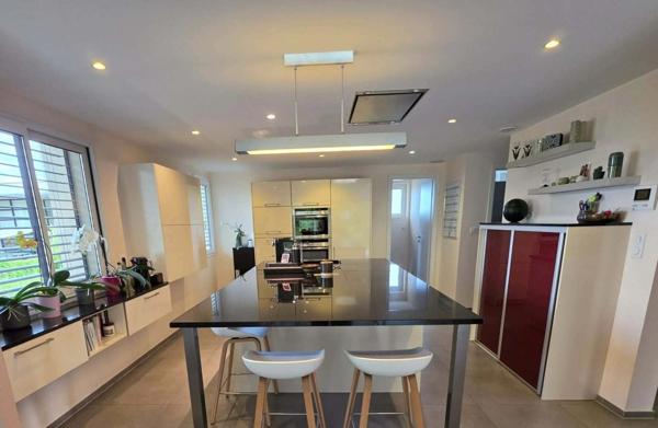 Maison à vendre 9 pièces KEMBS LOECHLE (68).Belle maison contemporaine de 250 m², 14 ares, avec piscine, en lisière de forêt.