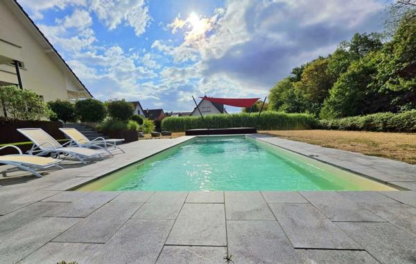 Maison à vendre 9 pièces KEMBS LOECHLE (68).Belle maison contemporaine de 250 m², 14 ares, avec piscine, en lisière de forêt.
