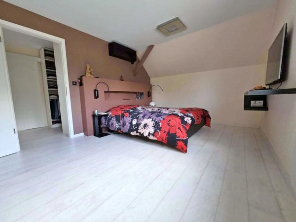 Maison à vendre 9 pièces KEMBS LOECHLE (68).Belle maison contemporaine de 250 m², 14 ares, avec piscine, en lisière de forêt.