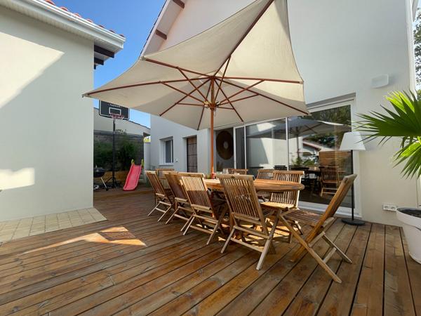 Charme contemporain d'une maison familiale avec piscine et garage à Talence