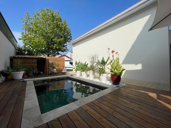 Charme contemporain d'une maison familiale avec piscine et garage à Talence